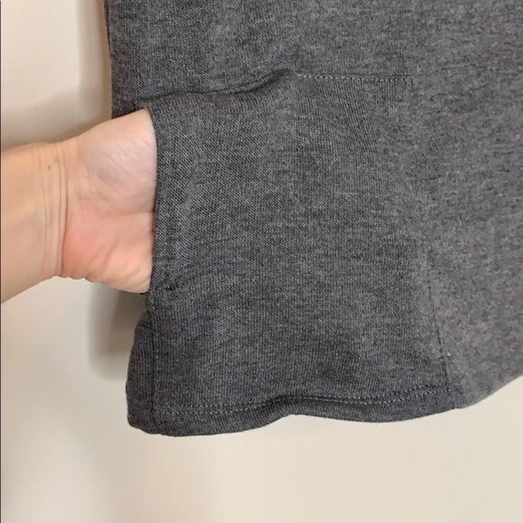 Go Couture Grey Front Pockets Knit Top NWOT Size Medium - Picture 5 of 9